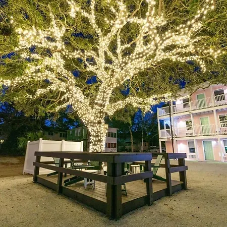 Treehouse Lodge Walk To Beach Pet-Friendly 202